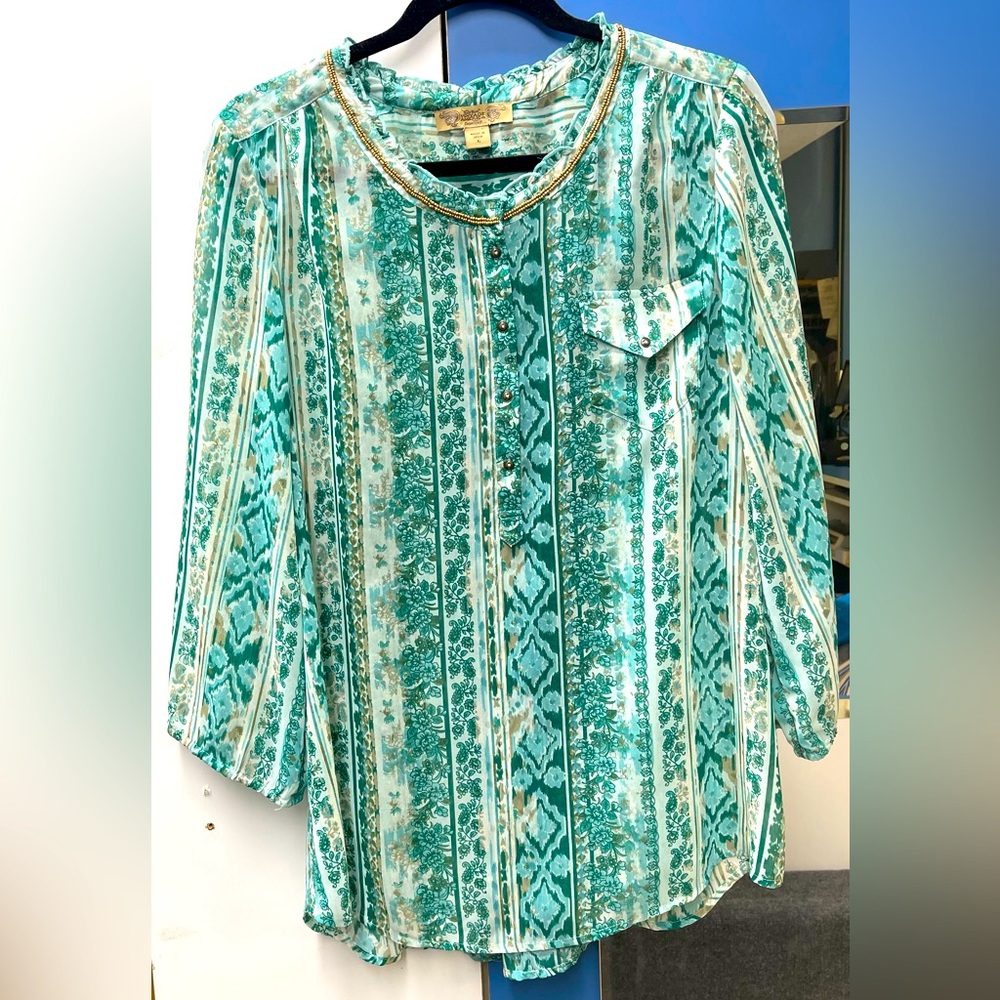 Beautiful blouse super Light and fresh for spring.